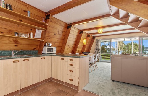 Okiato Cottage | The Tree House Wairoro Park - Russell Holiday Home