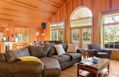 Marine Terrace House | The Treetop House Pet Friendly