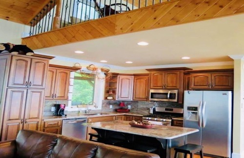 West Jefferson Cabin | The Treetop Terrace, VIEWS, DECKS, SLEEPS 13
