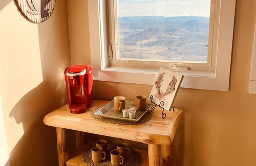 West Jefferson Cabin | The Treetop Terrace, VIEWS, DECKS, SLEEPS 13