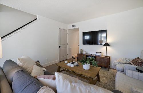Mount Dora Villa | The Tremain - Steps to Downtown w King Bed