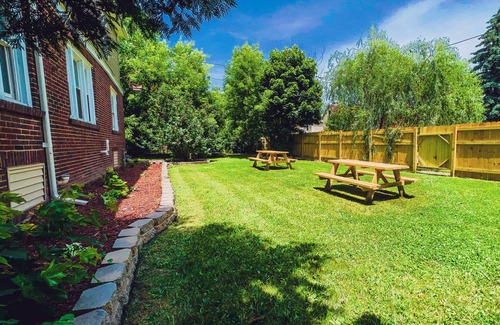 Niagara Falls Villa | The Trotter Manor - With Private Yard & Parking, Near Falls & Casino by Niagara Hospital