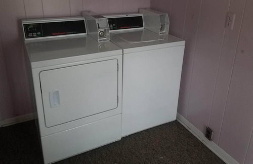 Ontario Center House | The Twin Rock Motel. Clean, Quiet. Cable and Wi-Fi
