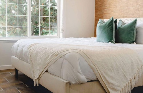 Dilworth Mountain Estates Bed & Breakfast | The Twisted Vines Retreat w/ Hot-tub + Beach pit!