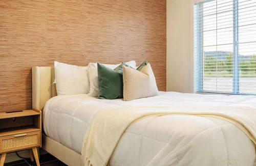Dilworth Mountain Estates Bed & Breakfast | The Twisted Vines Retreat w/ Hot-tub + Beach pit!