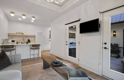 Rockbridge Cabin | The U Haus | Modern & New | Private Hot Tub