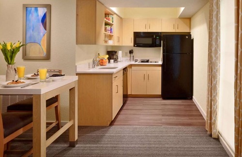 Sandy Springs Resort | The Ultimate Atlanta Experience! Full Kitchen, Free Breakfast, Pets Allowed!