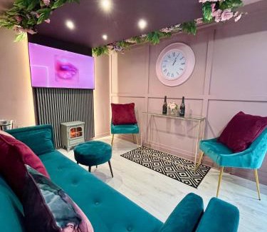 Manchester City Centre Apartment | The Ultimate Hen Suite with Bar & Makeup Room