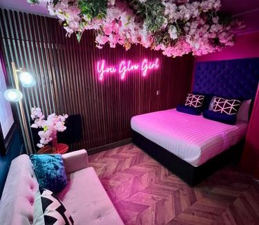 Manchester City Centre Apartment | The Ultimate Hen Suite with Bar & Makeup Room