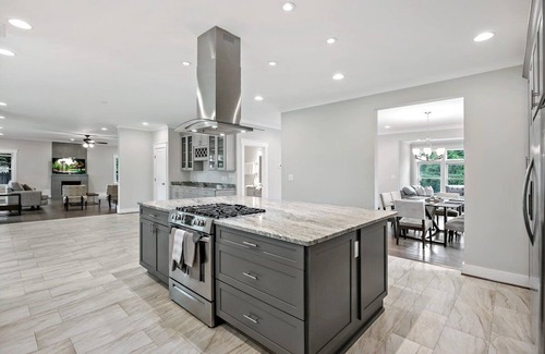 Baileys Crossroads House | The Ultimate Luxury | Yard | Jacuzzi | Garage