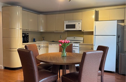 Hoboken Apartment | The Ultimate NYC Group Getaway. Sleeps 10 in Hoboken