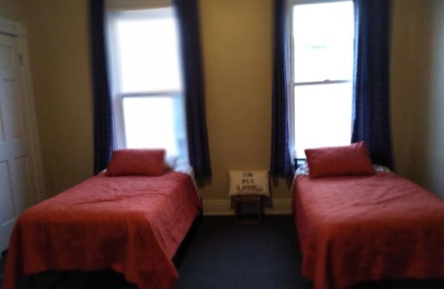 Elmwood Place House | The upstairs unit is a nice comfable place. Its stylish, spacious and relaxing