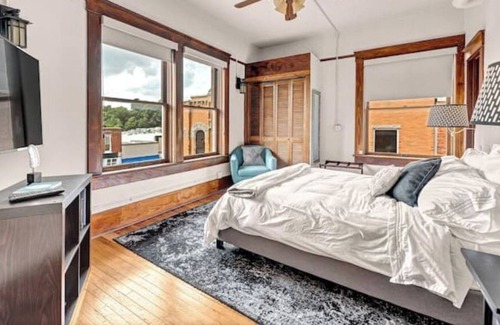 Siloam Springs House | The Uptown Suite @ the Historic Connely Harrington