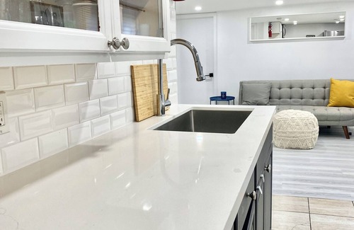 Brampton West House | THE URBAN HIDEAWAY | Spacious & Stunning 2-bedroom