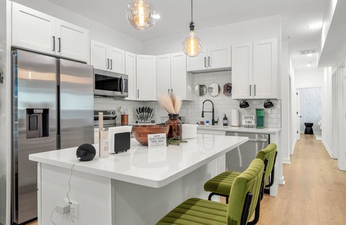 Sylvan Hills Condo | The Urban Oasis - 3BD Condo w/King Bed Suite & Gated Parking