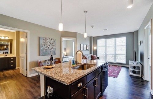 Downtown Columbus Apartment | The Urban Oasis | Garage Parking | Walk-In Shower