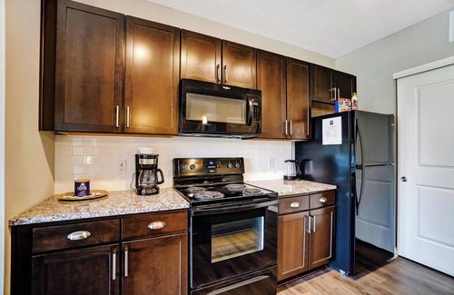 Downtown Columbus Apartment | The Urban Oasis | Garage Parking | Walk-In Shower