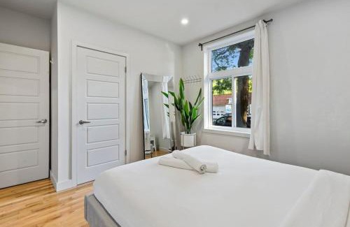 Cote-Des-Neiges—Notre-Dame-De-Grace Apartment | The Urban Retreat Trendy 3BR in NDG