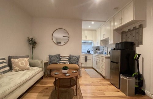 East Pasadena Apartment | The Urban Studio Hideaway: King-Sized Comfort, Convenient Parking, and Laundry Access