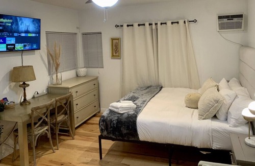 East Pasadena Apartment | The Urban Studio Hideaway: King-Sized Comfort, Convenient Parking, and Laundry Access
