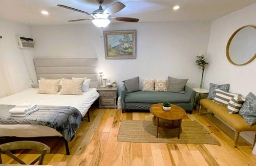 East Pasadena Apartment | The Urban Studio Hideaway: King-Sized Comfort, Convenient Parking, and Laundry Access
