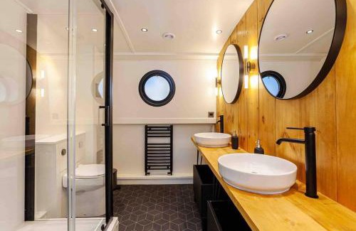 Castlefield Boat Rental | The Vätten Hüs Luxury Boat