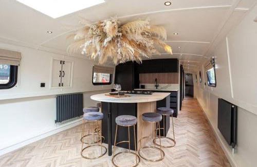 Castlefield Boat Rental | The Vätten Hüs Luxury Boat