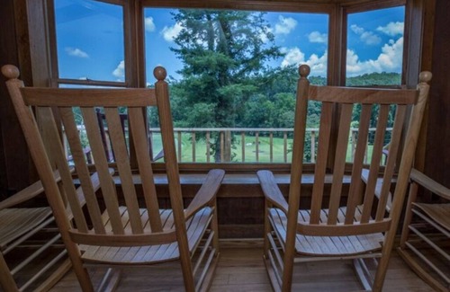 Springmaid Mountain Cabin | The Valley Lodge Sleeps 12