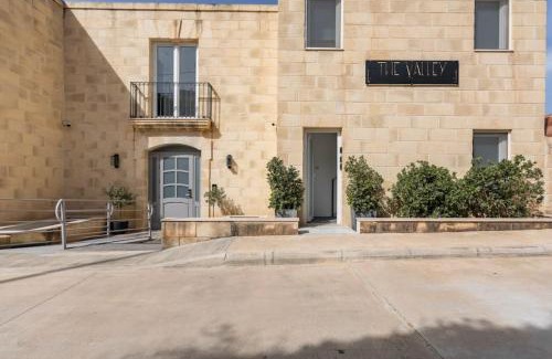 Ta' Giorni House | The Valley Room 7 condo with parking on premises