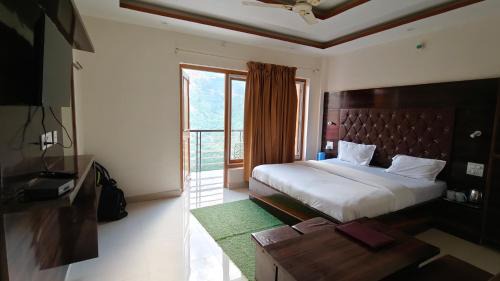 Mussoorie Hotel | The Valley View -"in the lap of valley"- Mountain view ! Personal Balcony ! Open Terrace ! Rooftop Cafe ! Large Parking ! free WiFi