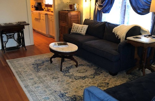 Newberg Cottage | The Valley Wine Cottage - Walk to tasting rooms and cute downtown Newberg