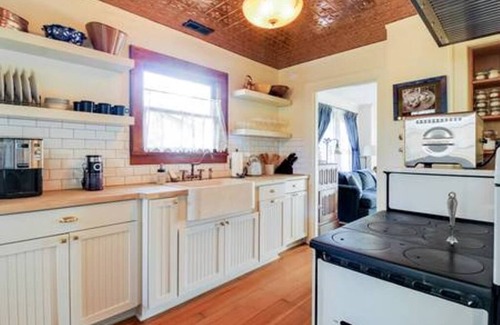 Newberg Cottage | The Valley Wine Cottage - Walk to tasting rooms and cute downtown Newberg