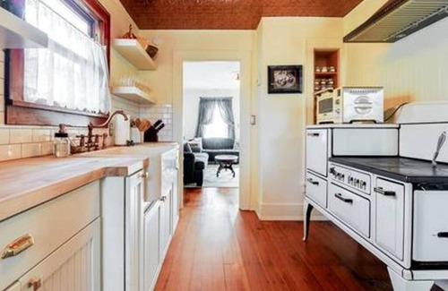 Newberg Cottage | The Valley Wine Cottage - Walk to tasting rooms and cute downtown Newberg