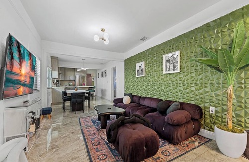 Allapattah House | The Velvet Palm | Pool | Hot Tub | Midtown