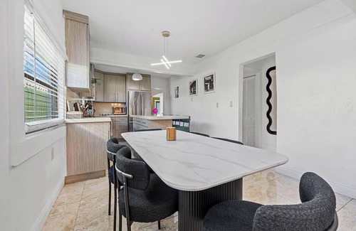 Allapattah House | The Velvet Palm | Pool | Hot Tub | Midtown