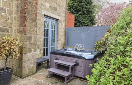 Oxenhope House | The Vestry - Sleeps 12 - With Hot Tub
