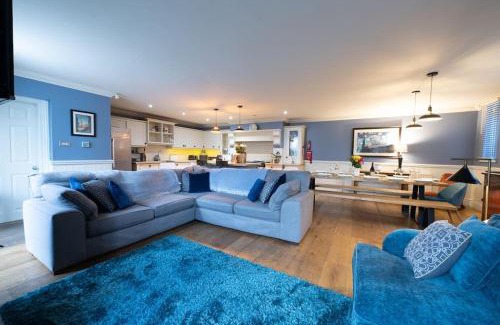 Oxenhope House | The Vestry - Sleeps 12 - With Hot Tub