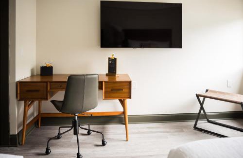 Traverse City Hotel | The Vic by Kasa