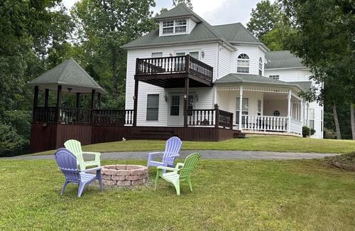 Monticello House | The Victorian @ Lake Cumberland - Beaver Creek, firepit, sleeps 18