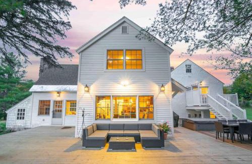 West Dover House | The Villa - Industrial Farmhouse with Hot Tub