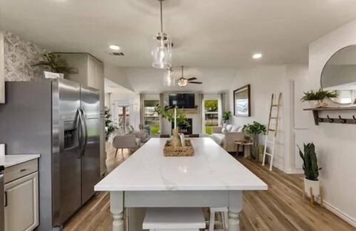 Granbury House | The Villa on Lake Granbury w/Hot Tub for up to 8 Guests