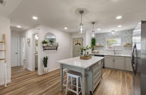 Granbury House | The Villa on Lake Granbury w/Hot Tub for up to 8 Guests