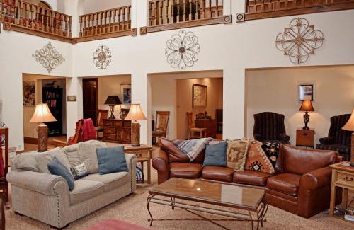 Red River House | The Villa - WiFi - Satellite - Fireplace - Washer - Dryer - Grill - Garage Access - Large Deck