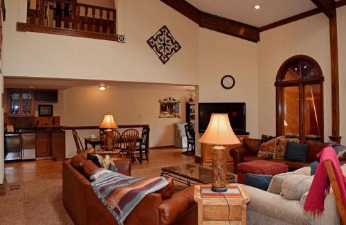 Red River House | The Villa - WiFi - Satellite - Fireplace - Washer - Dryer - Grill - Garage Access - Large Deck