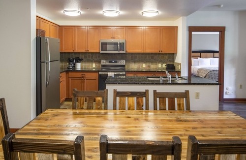 Mammoth Lakes Hotel | The Village Lodge