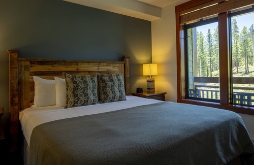 Mammoth Lakes Hotel | The Village Lodge