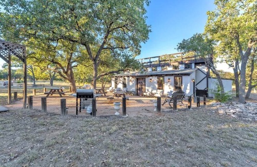 Fredericksburg House | The Vines Retreat Hot-Tubs+Game Room Close to Town
