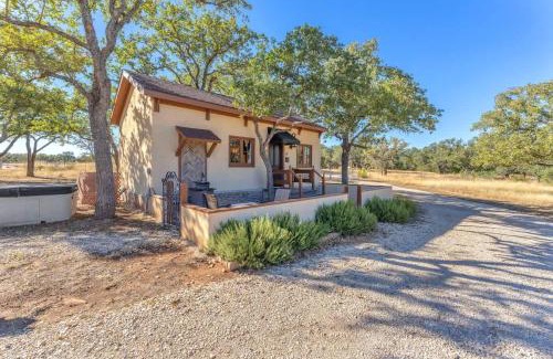 Fredericksburg House | The Vines Retreat, Hot-Tubs, Game Room, 10-Mins to Downtown!