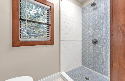 Fredericksburg House | The Vines Retreat, Hot-Tubs, Game Room, 10-Mins to Downtown!
