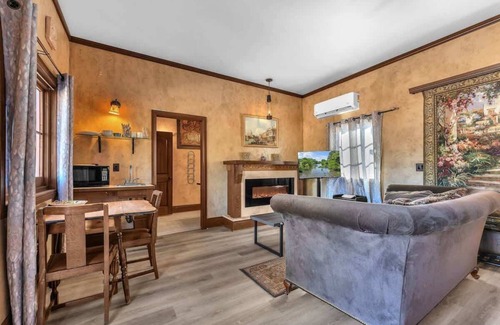 Fredericksburg House | The Vines Retreat, Hot-tubs, Game Room, 10-mins to Downtown!